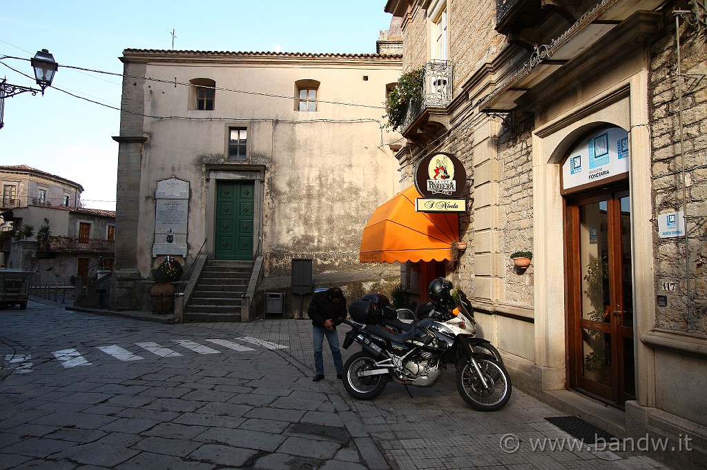 Solo_Curve_003.JPG - Sosta caffè a Novara di Sicilia