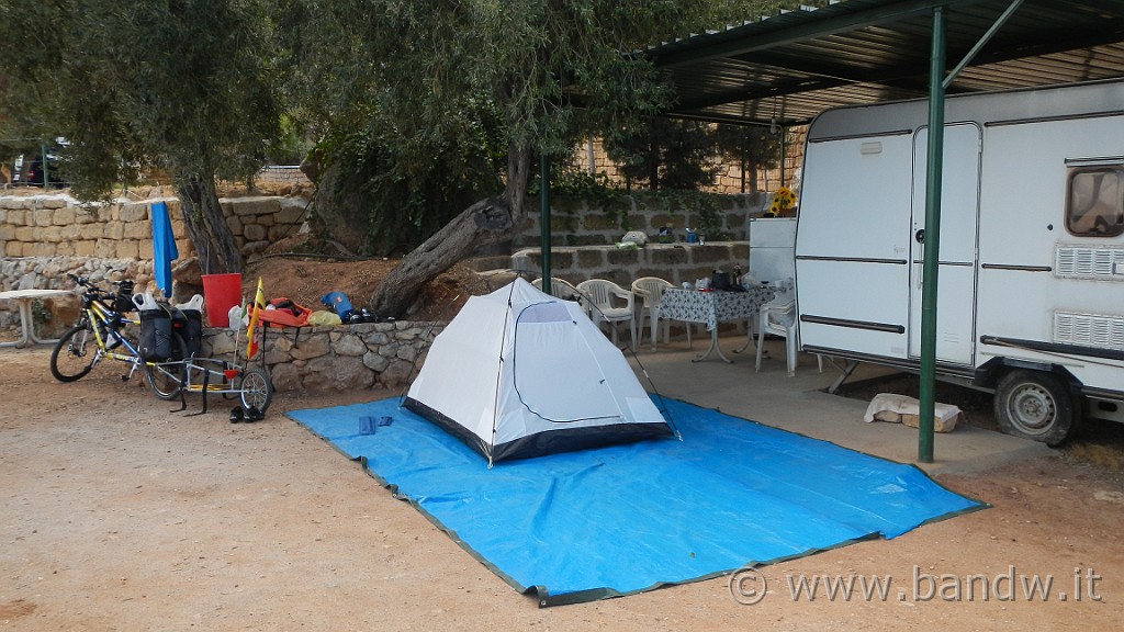 DSCN9574.JPG - Montiamo la tenda nel nostro spazio riservato